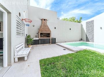 Casa · 273m² · 5 Ambientes · 2 Cocheras · Casa 5 Ambientes con Parque y Pileta Sobre Lote 8,66 X 26 m² en La Mejor Zona de Liniers