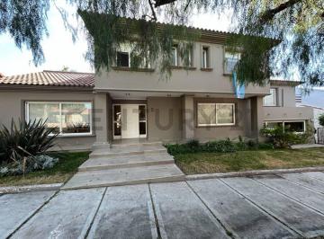 Casa · 415m² · 3 Dormitorios · 2 Cocheras · Impecable Casa Refaccionada en Barrio Privado Dalvian
