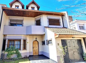 Casa · 264m² · 5 Ambientes · 1 Cochera · Hermosa Casa Para Disfrutar Todo El Año