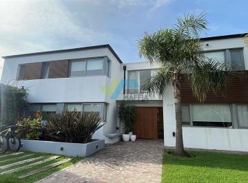 Casa · 410m² · 8 Ambientes · 2 Cocheras · Casa en Venta en Los Jazmines, Pilar del Este, Pilar