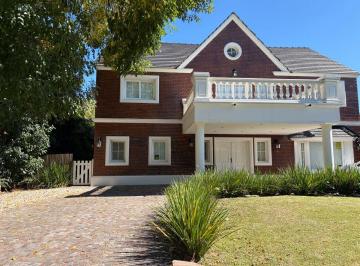 Casa de 6 ambientes, Berazategui · Casa de 400 m² con 4 Dorm. y de Servicio en Venta en Abril Club de Campo