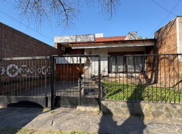 Casa · 267m² · 3 Dormitorios · 3 Cocheras · Casa en Venta de 3 Dorm. y Amplio Jardín en Rosario - Barrio Azcuénaga