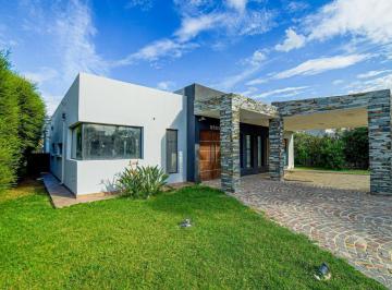 Casa · 158m² · 4 Ambientes · 2 Cocheras · Venta Casa 4 Ambientes con Pileta en Barrio Cerrado Santa Rita en San Vicente