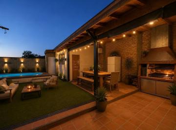 PH · 130m² · 5 Ambientes · Venta de PH de 5 Ambientes en Lomas del Mirador con Pileta Quincho y Consultorio