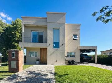Casa · 150m² · 4 Ambientes · 3 Cocheras · Venta Casa a Estrenar en Santa Emilia Lote Interno de 831 m²
