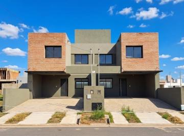 Casa · 116m² · 5 Ambientes · 2 Cocheras · Venta Duplex 3 Dorm. y Cochera Doble a Estrenar! - Rincones de Manantiales