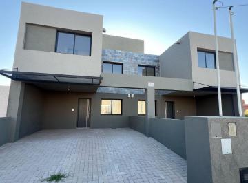 Casa · 116m² · 5 Ambientes · 2 Cocheras · Venta Duplex 3 Dorm. y Cochera Doble a Estrenar! - Rincones de Manantiales