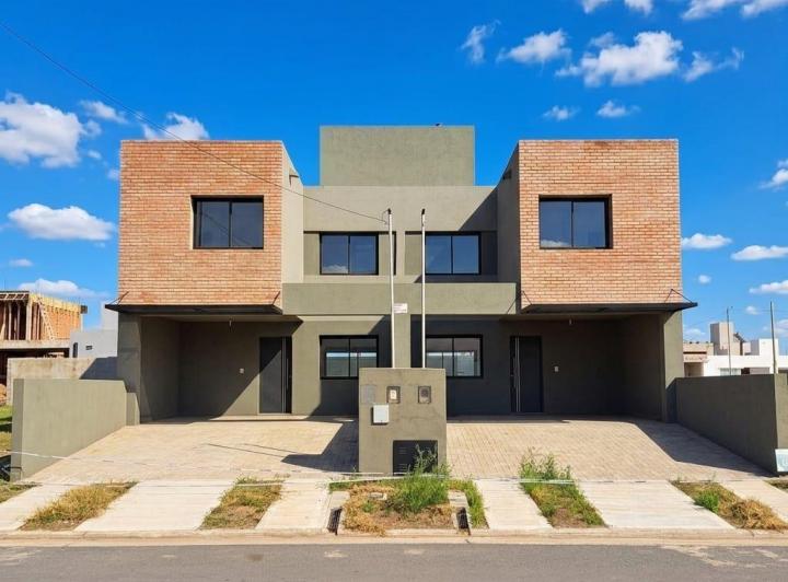 Casa · 116m² · 5 Ambientes · 2 Cocheras