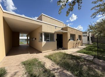 frente con vista de cochera · Venta Casa 2 Dorm. Pileta Cochera Doble | Tds 3 Roldán