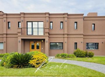 Casa · 260m² · 6 Ambientes · 5 Cocheras · Casa en Venta. 4 Dorm.. 4 Baños. Amplio Jardin. Barrio Cerrado, Escobar