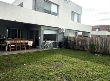 Casa · 86m² · 3 Ambientes · 2 Cocheras · Hermosa Casa en Alquiler en Casas de Santa Guadalupe