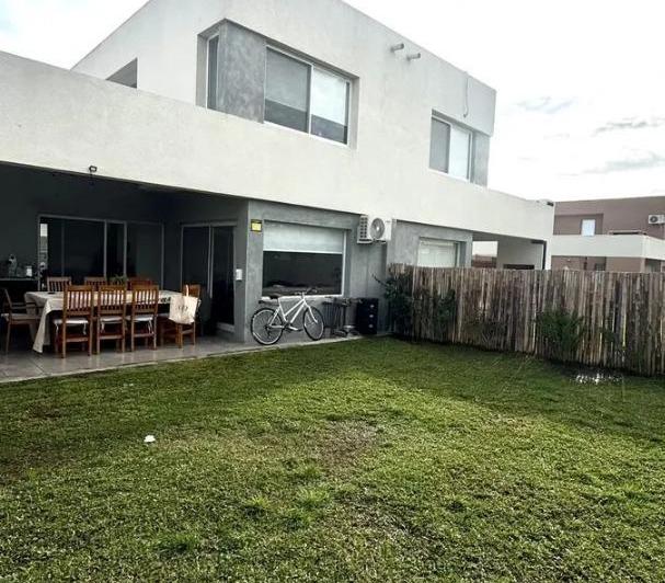 Casa · 86m² · 3 Ambientes · 2 Cocheras