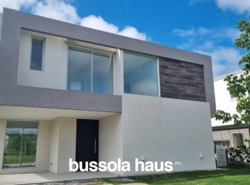 Casa · 166m² · 4 Ambientes · 1 Cochera · Casa en Alquiler Anual en Acacias con Pileta en Puertos del Lago