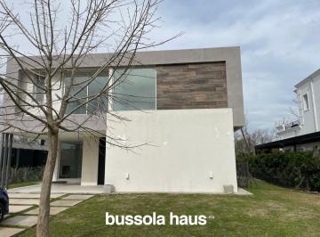 Casa · 166m² · 4 Ambientes · 1 Cochera · Casa en Alquiler Anual en Acacias con Pileta en Puertos del Lago