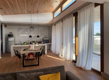 Casa · 178m² · 4 Ambientes · Venta Casa 4 Ambientes Moderna con Parque en Barrio Atlantida