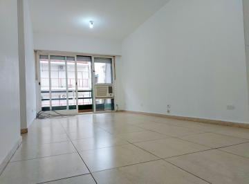 Departamento · 42m² · 2 Ambientes · Alquiler de 2 Amb. Amplios. Frente con Balcón Corrido. Cocina y Baño Completos. - Impecable.