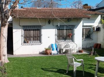 Casa · 106m² · 4 Ambientes · 1 Cochera · Excelente Casa de 4 Ambientes con Cochera y Parque en Banfield Este