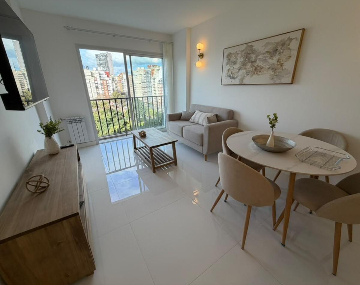 Departamento de 2 ambientes al frente con balcón francés, 43 m² — Plaza Colón