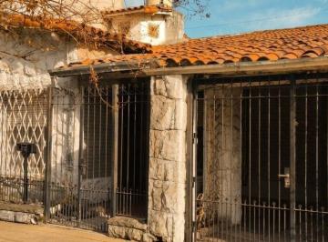 Casa tipo Chalet con minimos detalles a reparar, luminosa, muy buena construccio · Casa Cerca de Estacion Castelar, Oportunidad!