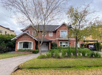 Casa · 350m² · 5 Ambientes · 1 Cochera · Casa en Alquiler en Laguna del Sol, General Pacheco, Tigre