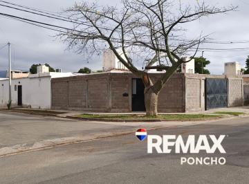 Casa · 148m² · 8 Ambientes · 1 Cochera · Venta - Exclusiva Casa en Esquina – Barrio 100 V