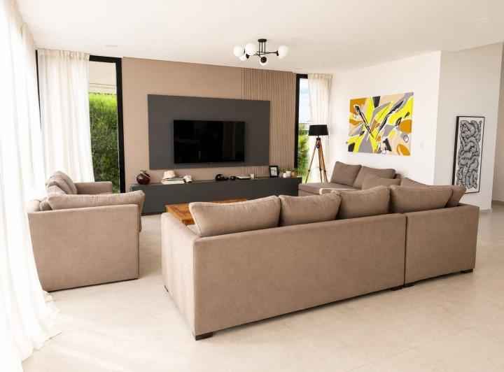 Casa · 800m² · 5 Ambientes · 2 Cocheras