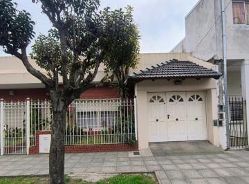 Casa · 130m² · 4 Ambientes · 1 Cochera · Casa | 4 Amb | 3 Baños (1 Suite) | Cochera (1 Cub - 2 Desc) | Lote en Esquina | Quincho Parrilla