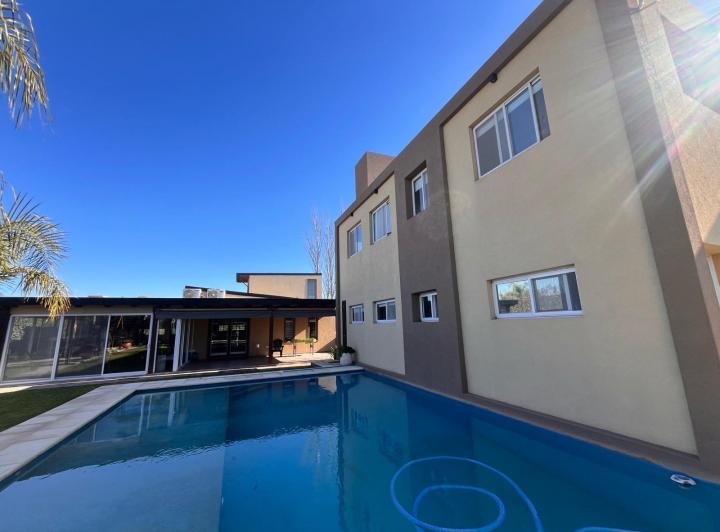 Casa · 324m² · 5 Ambientes · 2 Cocheras