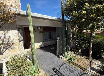 Fachada sobre Patria · Casa Familiar en La Falda. Frente de Piedra y Precioso Jardín
