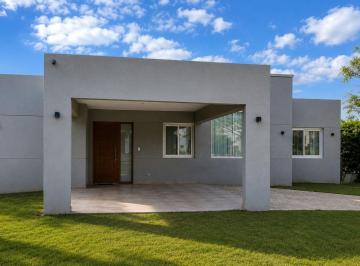 Casa · 180m² · 4 Ambientes · 1 Cochera · Casa en Alquiler en Santa Guadalupe, Pilar del Este, Pilar