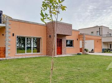 Casa · 186m² · 4 Ambientes · 2 Cocheras · Venta Casa 4 Ambientes Piscina - Villa de Campo Tres Pinos - General Rodriguez