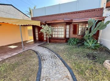 Casa · 75m² · 3 Ambientes · 1 Cochera · Casa en Bernal Este