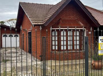 Casa de 4 ambientes, Lobos · Chalet con Parque Piscina, Parrilla y Cochera a 3 Cuadras del Centro de Lobos