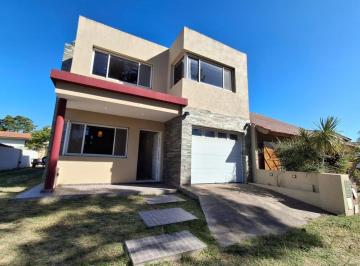 Casa · 130m² · 4 Ambientes · 1 Cochera · Casa en Venta, 3 Dorm. en Villa Gesell, Oportunidad, con Vista Abierta