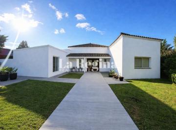 Casa · 200m² · 6 Ambientes · 4 Cocheras · Casa en Una Planta Santa Teresa