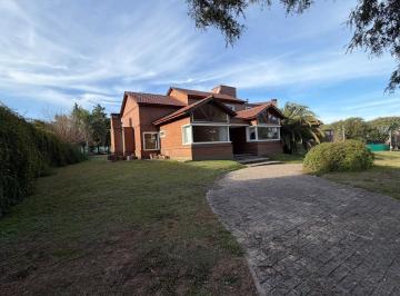 Casa · 430m² · 3 Dormitorios · 2 Cocheras · Casa en Alquiler 3 Dorm en Lomas de Los Carolinos