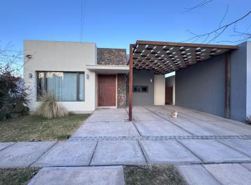 Casa · 160m² · 2 Cocheras · Alquiler Casa en Rincon de Drummond