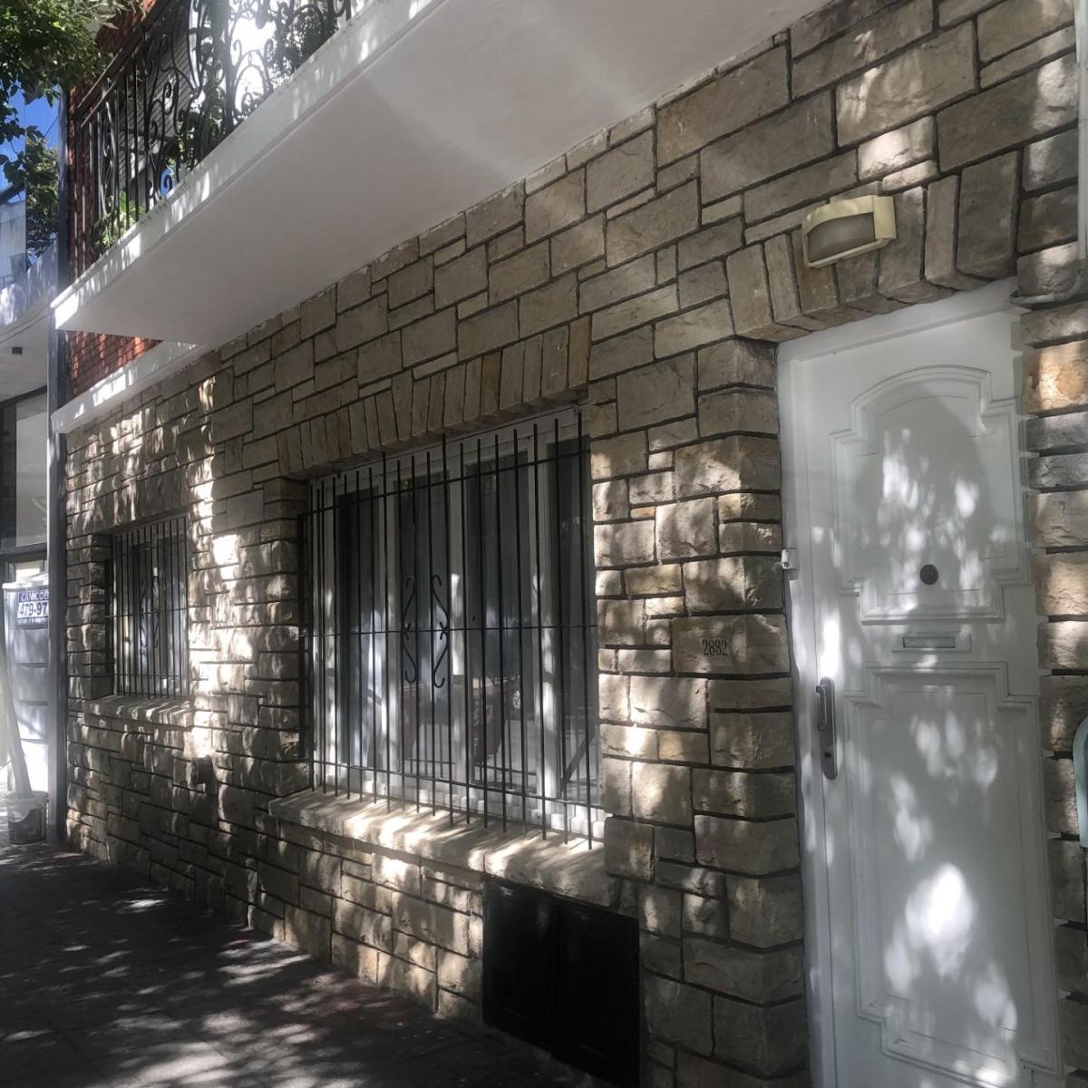 Única vivienda en planta baja. Entrada principal y de servicio, living con hogar, Cocina comedor, lavadero, parrilla. Dos dormitorios con placar y calefacción tiro balanceado. Sin expensas. Muy seguro