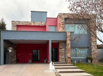 Casa · 300m² · 7 Ambientes · 2 Cocheras · Casa en Barrio Vista Norte Guaymallén
