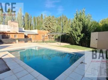 Casa · 230m² · 8 Ambientes · 3 Cocheras · Casa en Centenario
