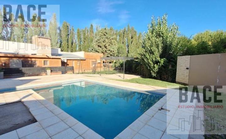 Casa · 230m² · 8 Ambientes · 3 Cocheras