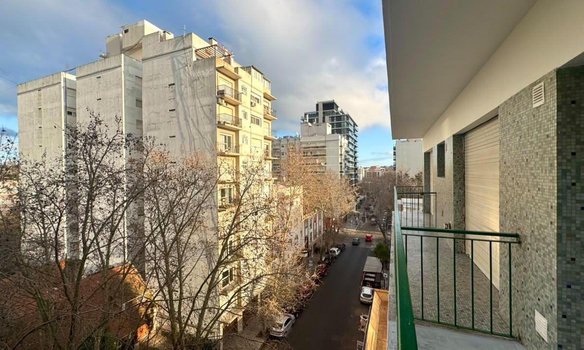Departamento Dos ambientes al frente con balcón saliente en zona Aldrey, a pocas cuadras del Mar