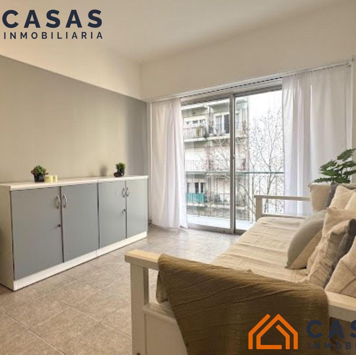 En venta Departamento de 2 ambientes con balcón saliente a la calle en zona Güemes. Reciclado.
