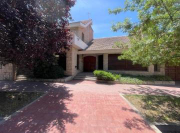 Casa · 378m² · 7 Ambientes · 1 Cochera · Casa en Venta Dorrego Guaymallen Mendoza