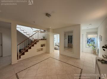 Casa · 304m² · 5 Dormitorios · 1 Cochera · Casa en Barrio Sur / Piscina / a m del Mar