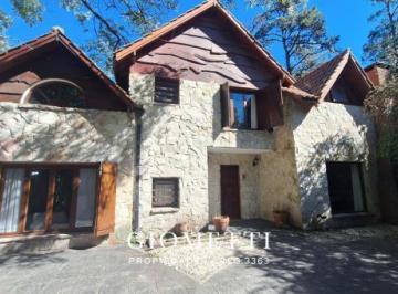 Casa · 221m² · 5 Ambientes · Casa en El Bosque Peralta Ramos