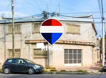 Casa · 250m² · 8 Ambientes · 2 Cocheras · Casa 5 Dorm. Venta Macrocentro en Esquina