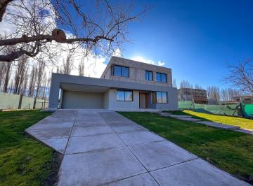 Casa · 361m² · 7 Ambientes · 2 Cocheras · Casa en Venta Barrio Privado La Vacherie Maipu