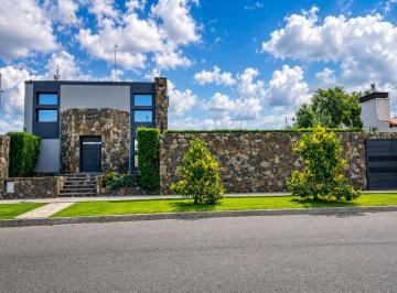 Casa · 182m² · 4 Ambientes · 2 Cocheras · Casa en Venta El Challao Zona Dalvian Alta Mendoza