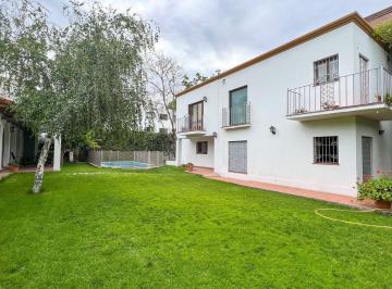 Casa · 397m² · 7 Ambientes · 2 Cocheras · Casa en Venta de 5 Habitaciones en Barrio Bombal